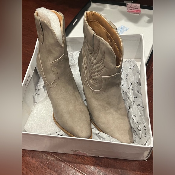 avara Shoes - NWT- cream colored western style booties